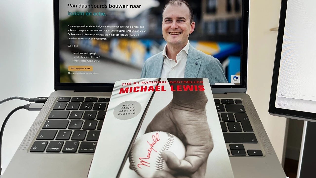 Het boek Moneyball van Michael Lewis op een laptop